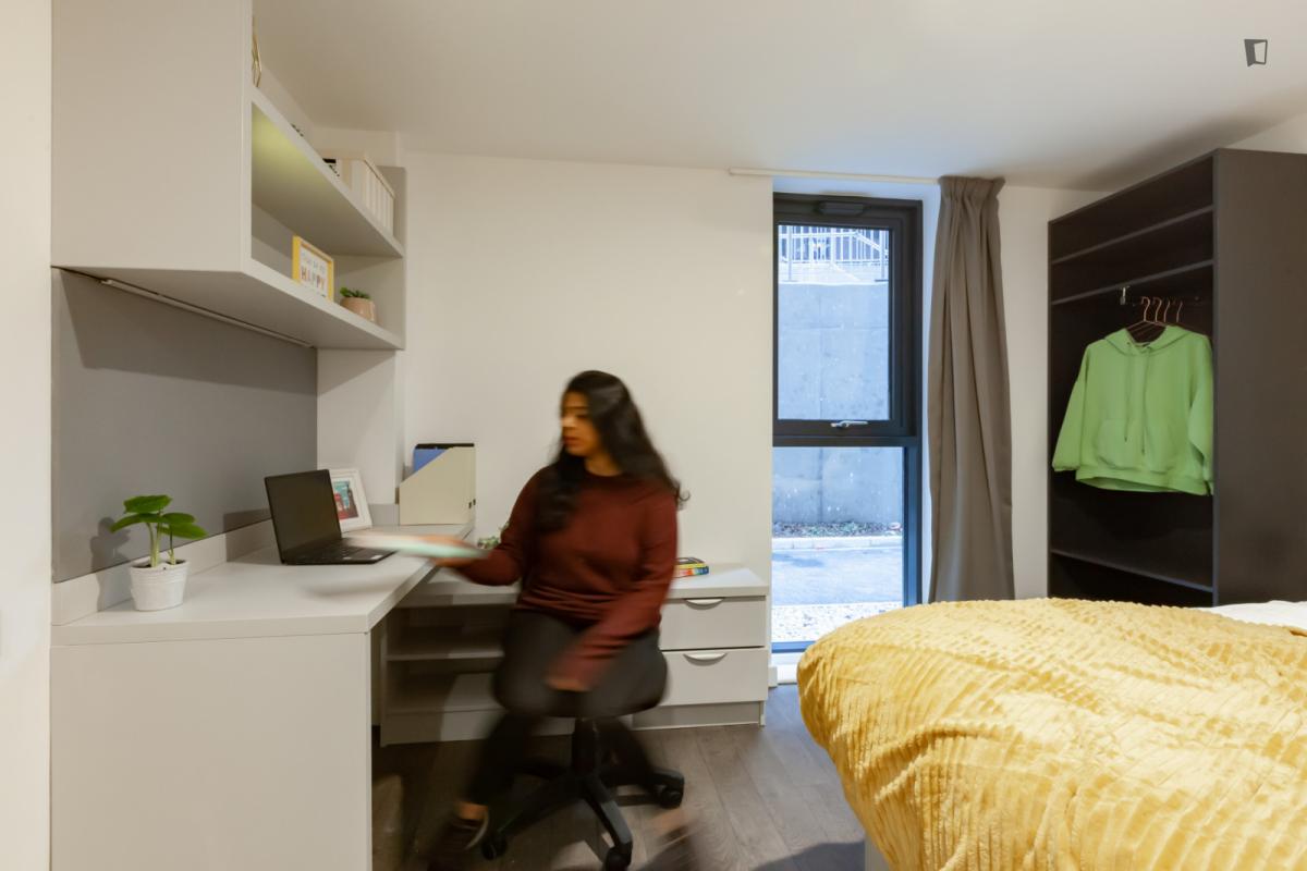 Accessible double ensuite bedroom in Islington area