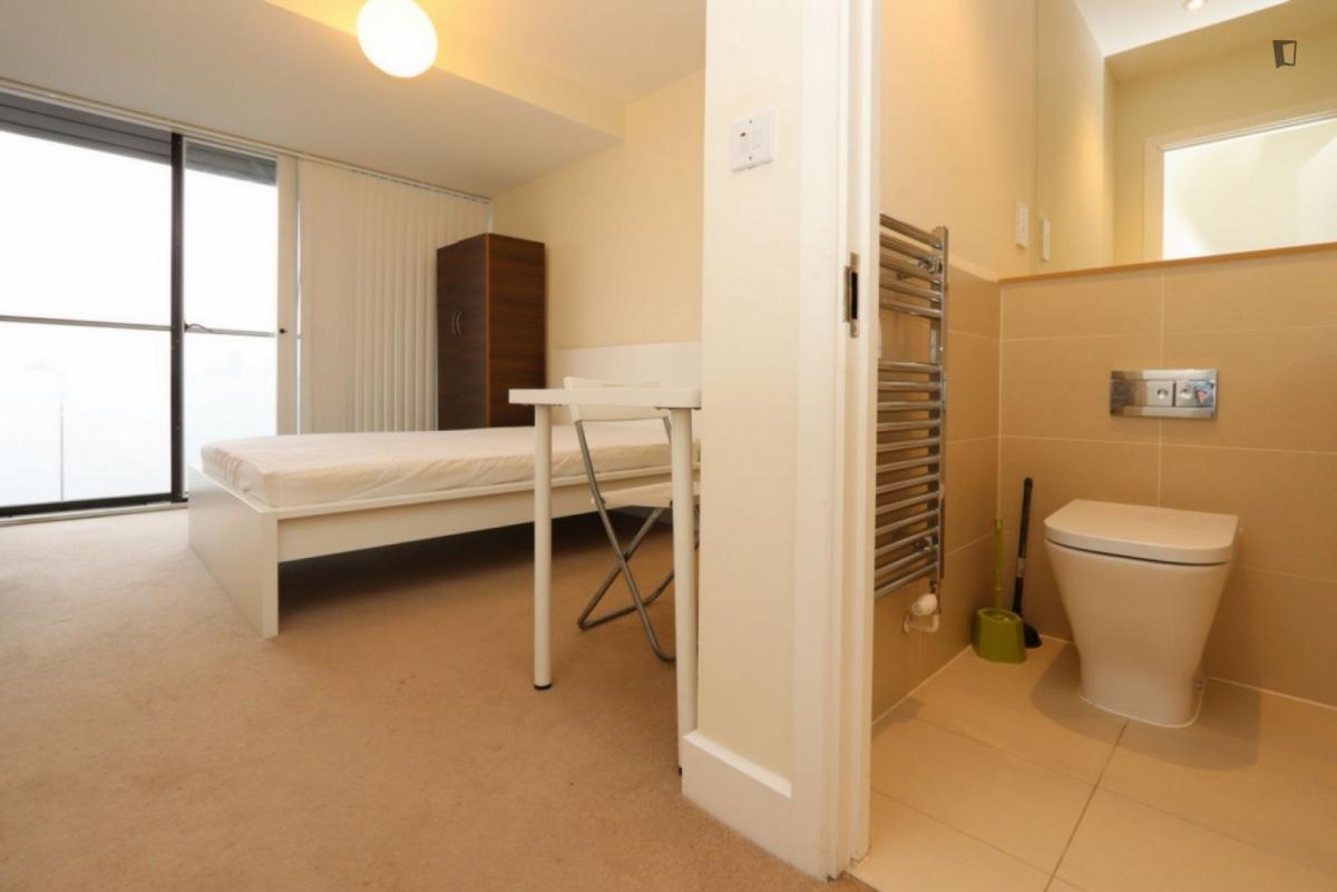 Appealing double ensuite bedroom near the North Greenwich tube