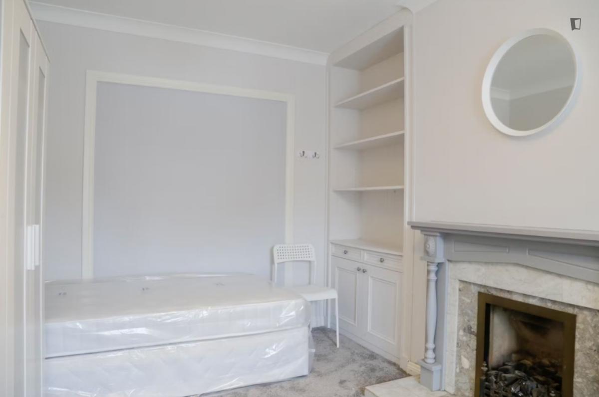 Bed in luminous twin room in Dublin City Center