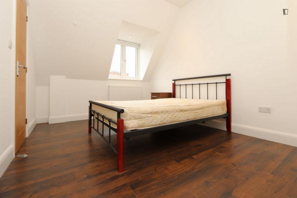 Comfy double bedroom near the Bowes Park train station