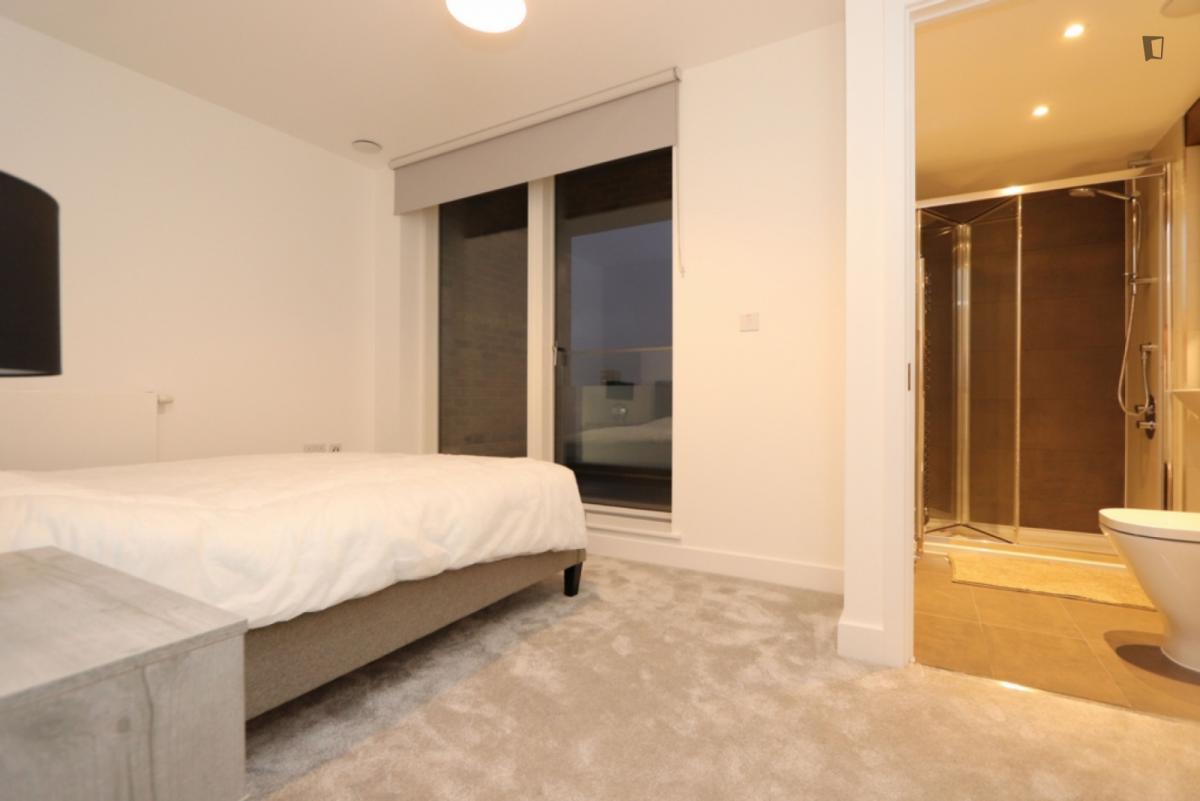 Cool double ensuite bedroom close to North Greenwich tube station