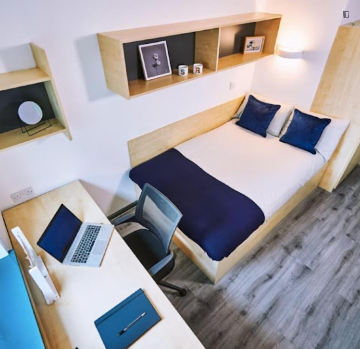 Cushy double ensuite bedroom near Royal Liverpool University Hospital
