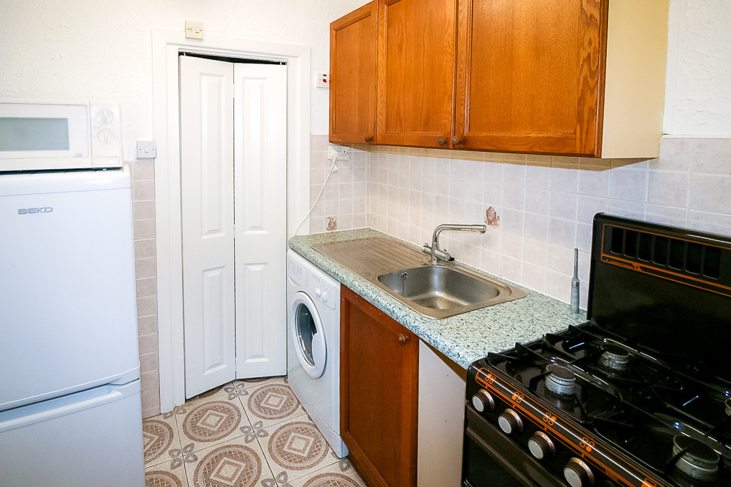 Flat 1, 168  BURLEY ROAD