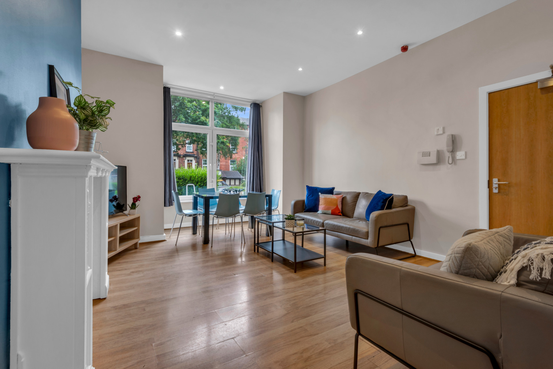 Flat 1, 25  BRUDENELL ROAD