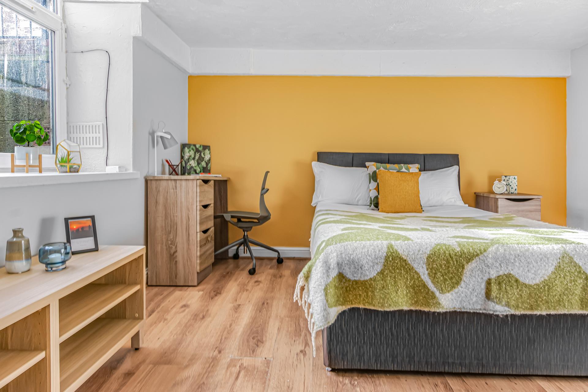 Flat 1, 63  BRUDENELL ROAD
