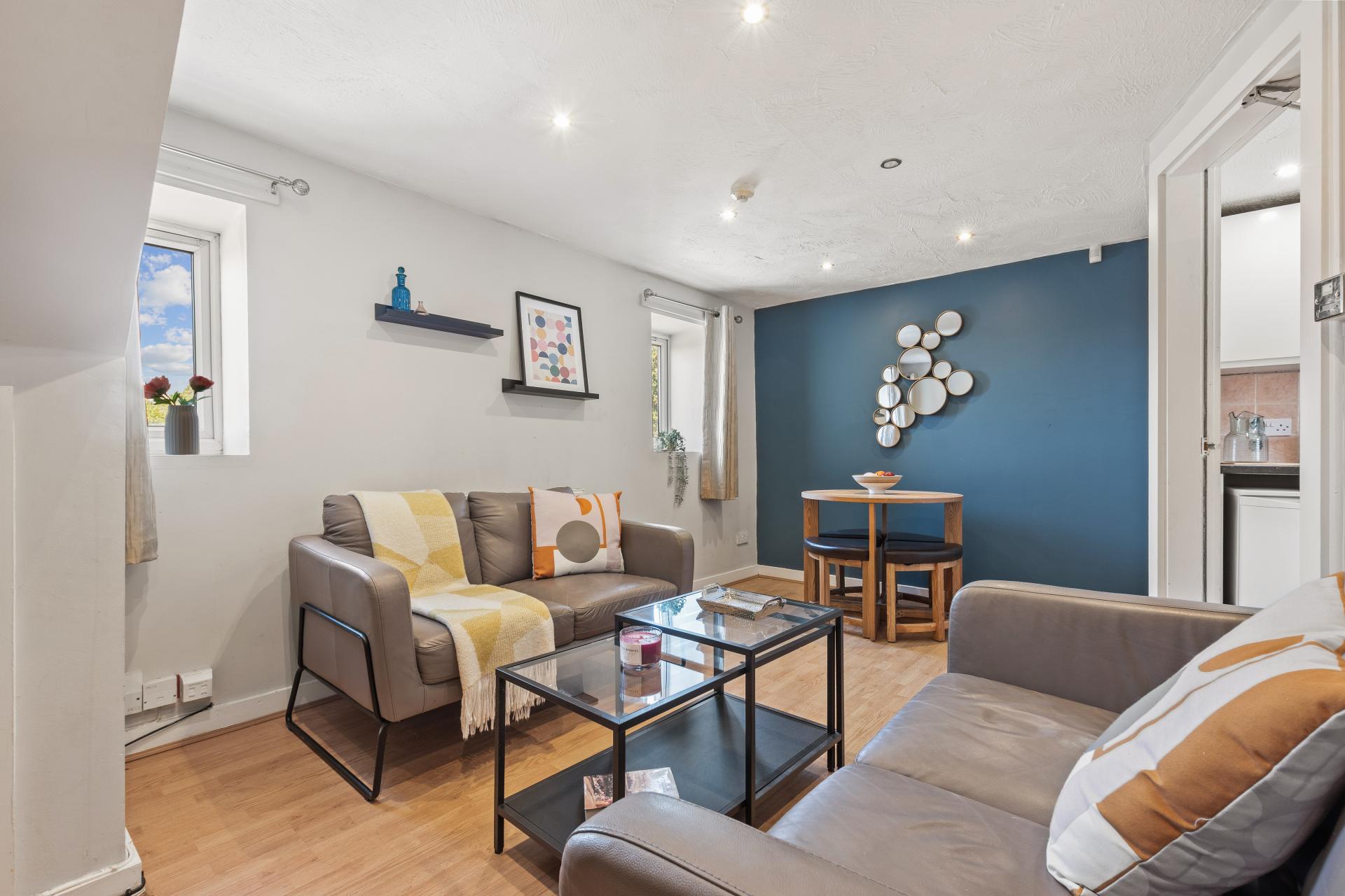 Flat 1, 65  WOODSLEY ROAD