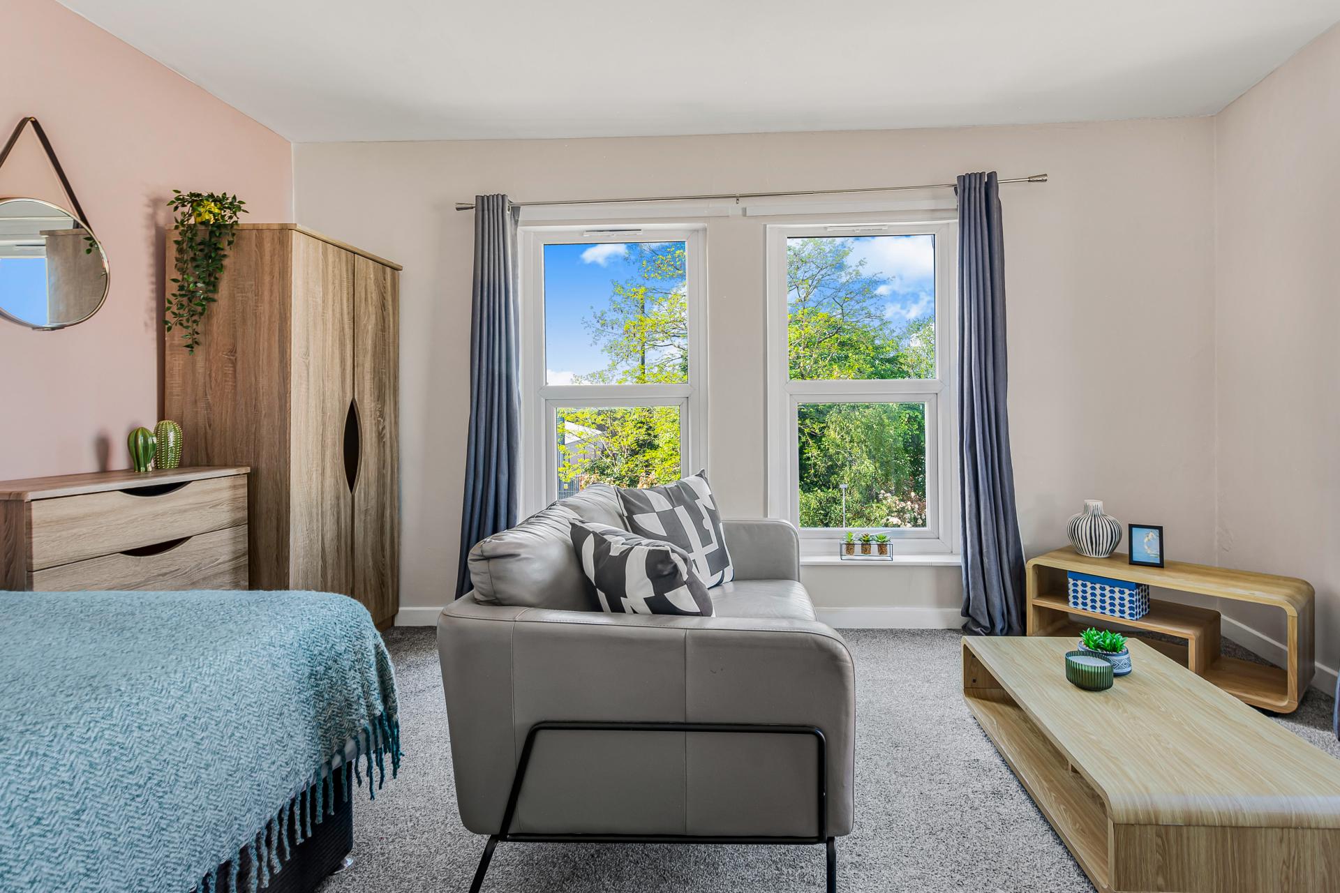 Flat 1, 90  BURLEY ROAD