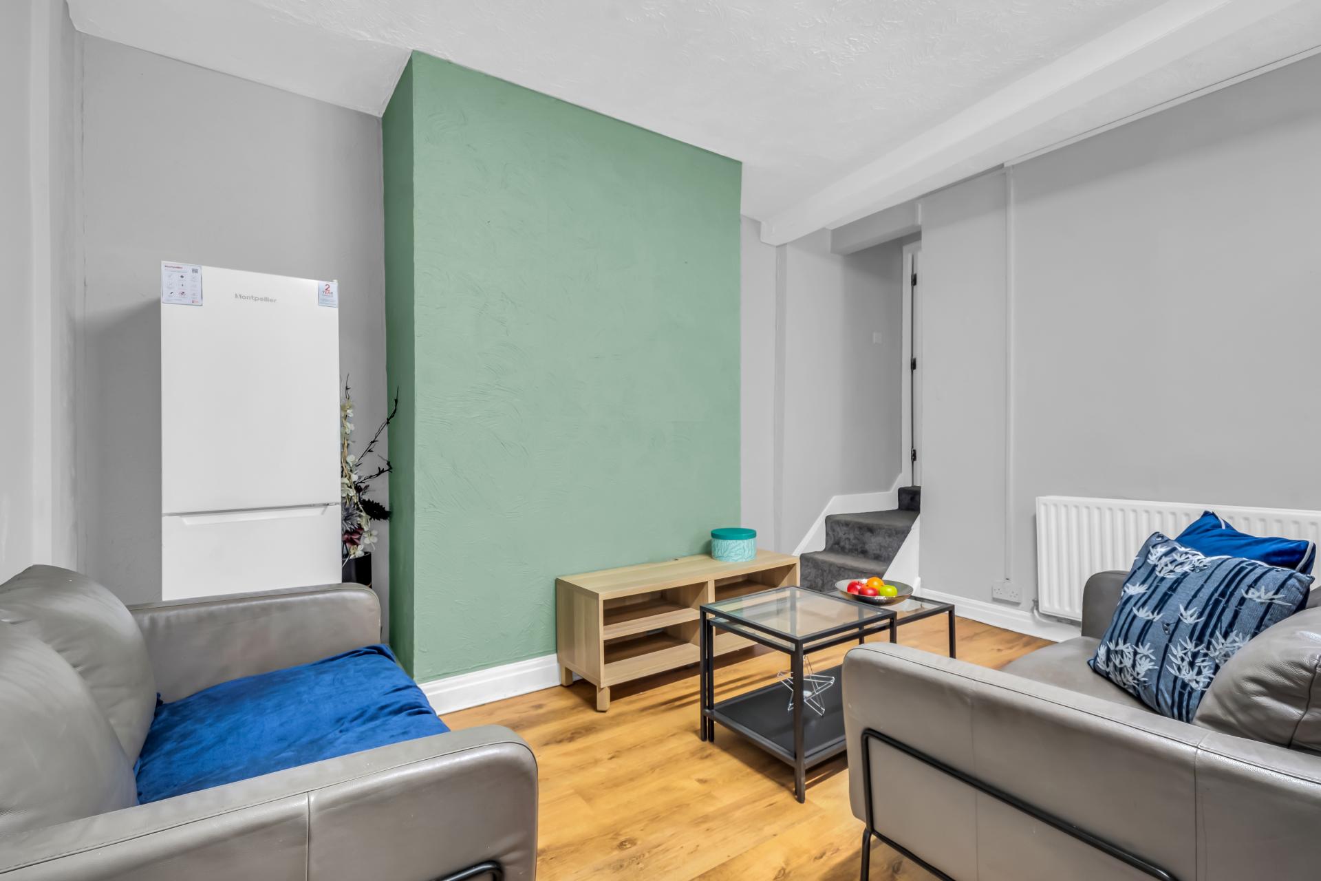 Flat 1, 98  Burley Road