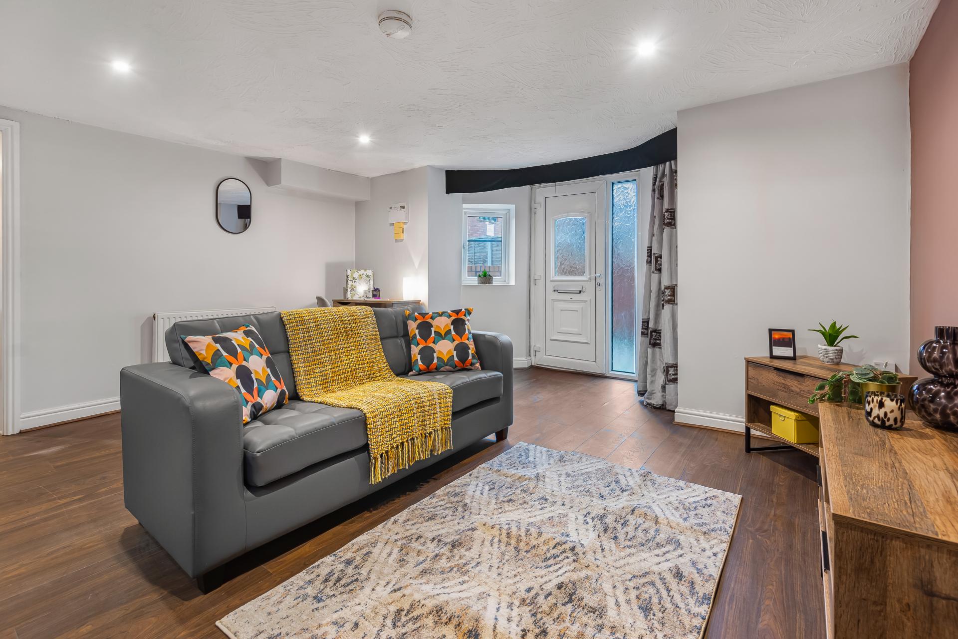 Flat 2, 223  HYDE PARK ROAD