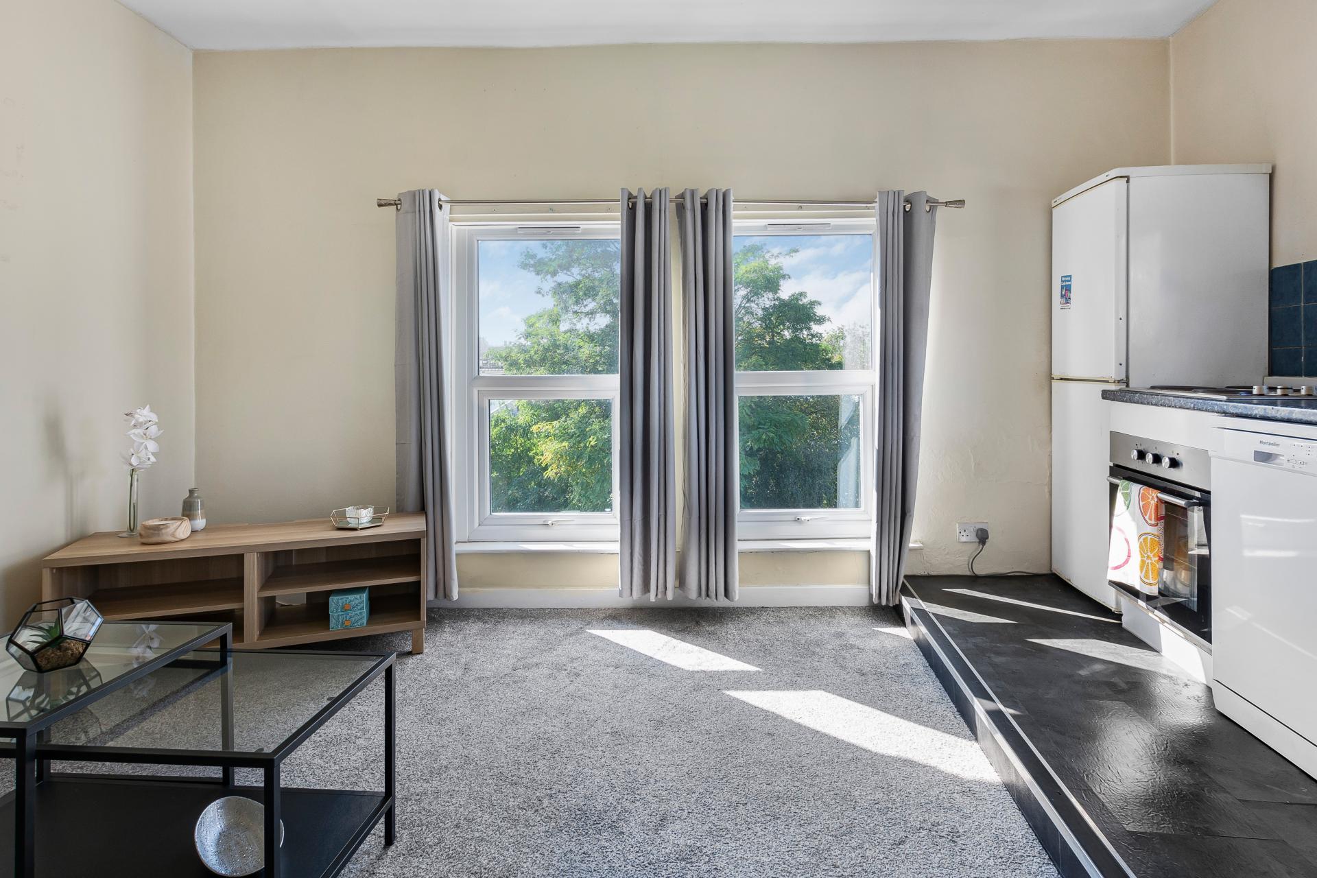 Flat 2, 90  BURLEY ROAD