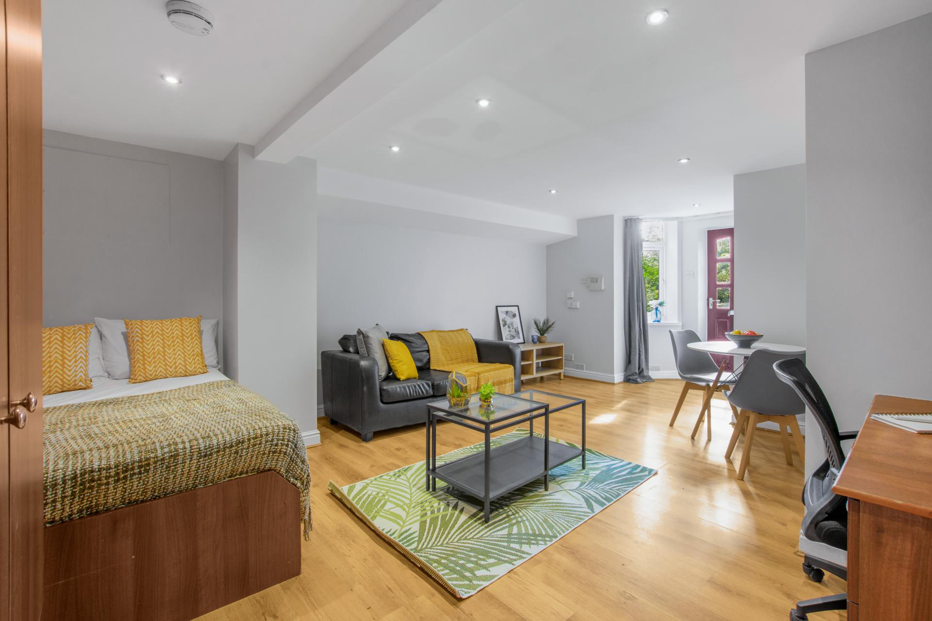 GARDEN FLAT, 242 VINERY ROAD