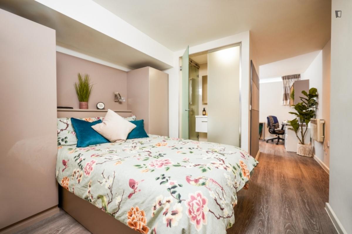 Inviting studio very close to Moorfields train station