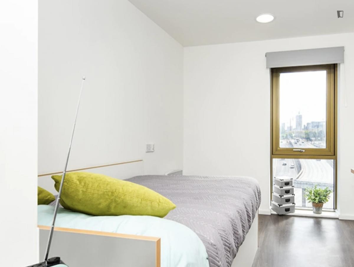 Lovely double ensuite bedroom close to Moorfields train station