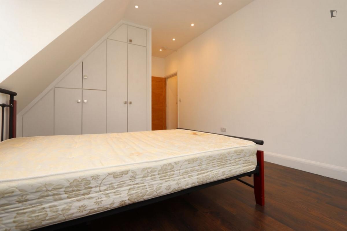 Neat double bedroom in New Southgate