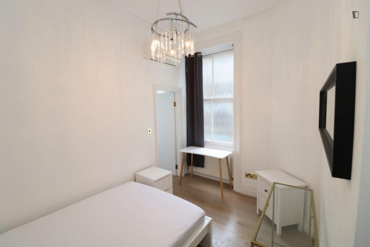 Pleasant double bedroom near the Edgware Road tube