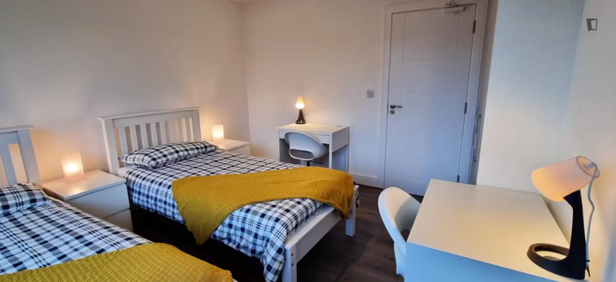 Single bed in twin bedroom in Phibsborough