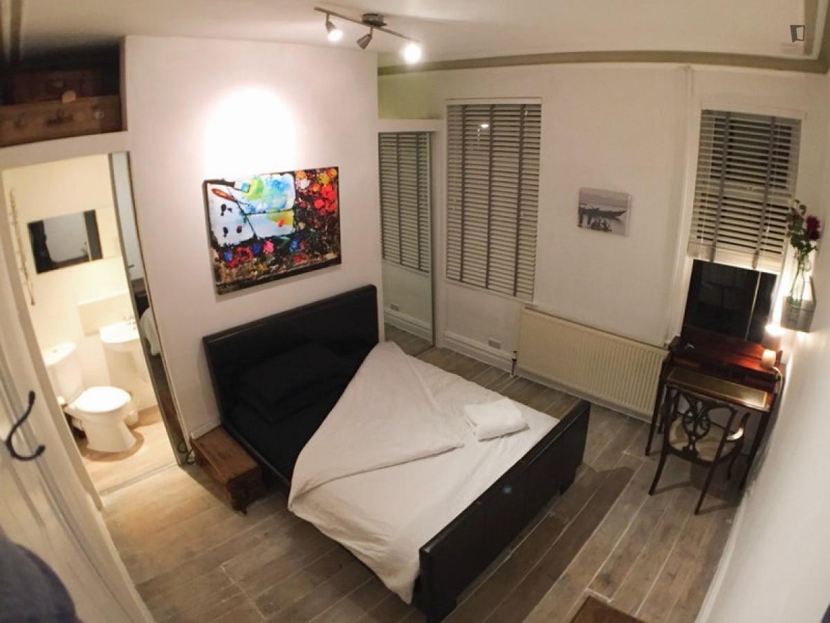 Welcoming double ensuite bedroom in Rusholme