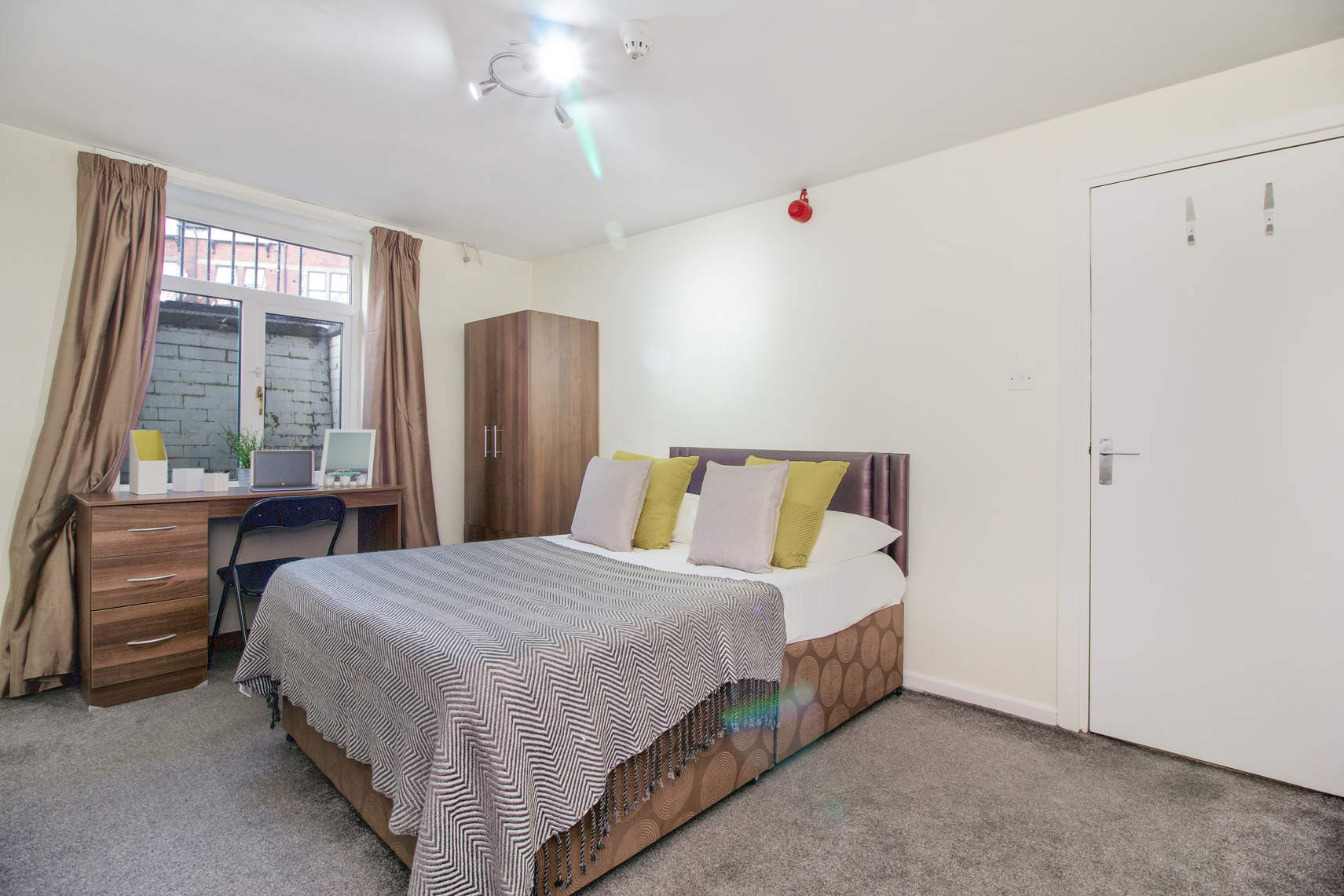 Flat 1, 1 image