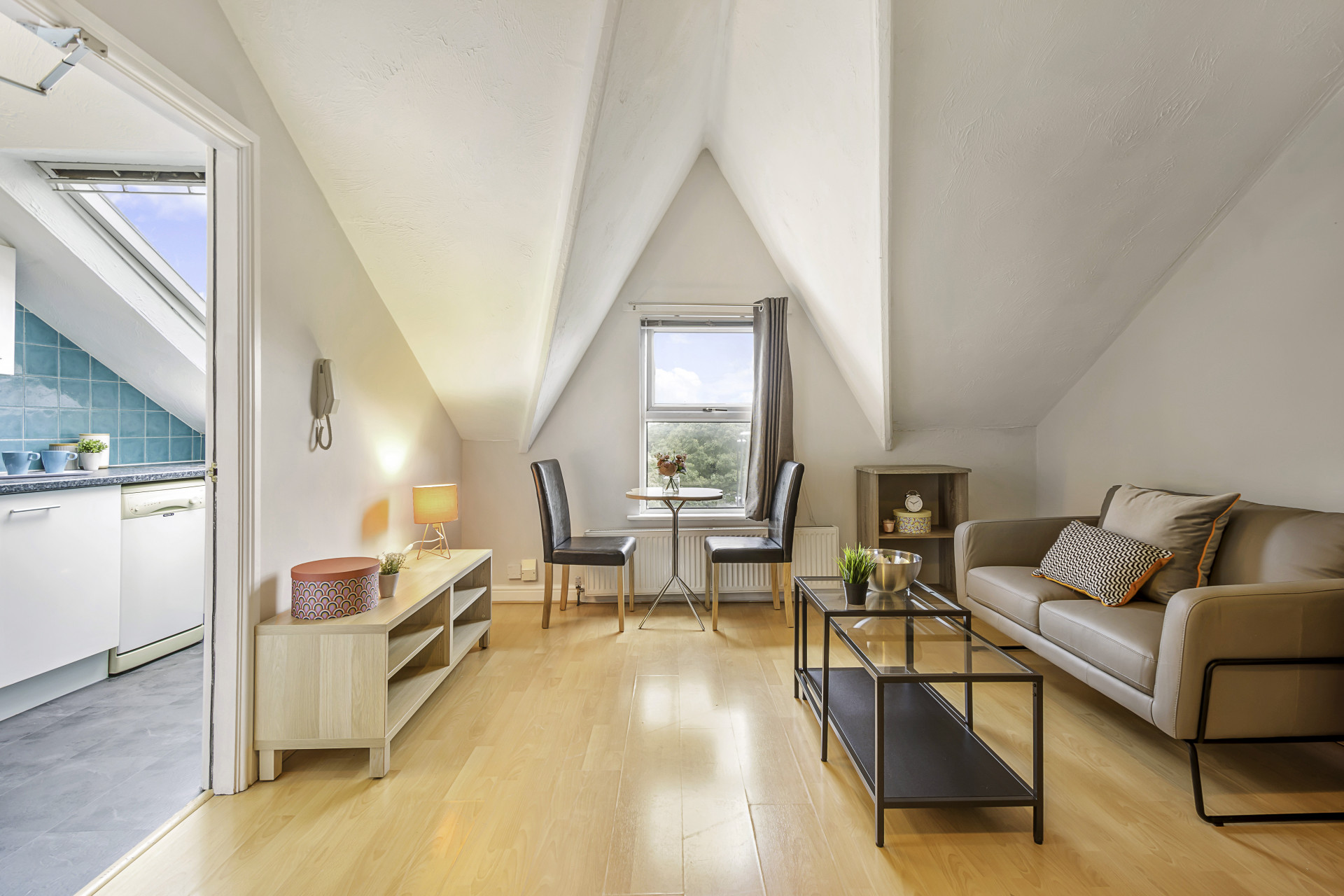 Flat 5, 2 image