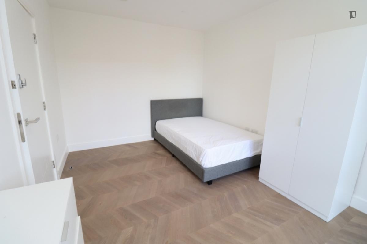 Single bedroom 1 image