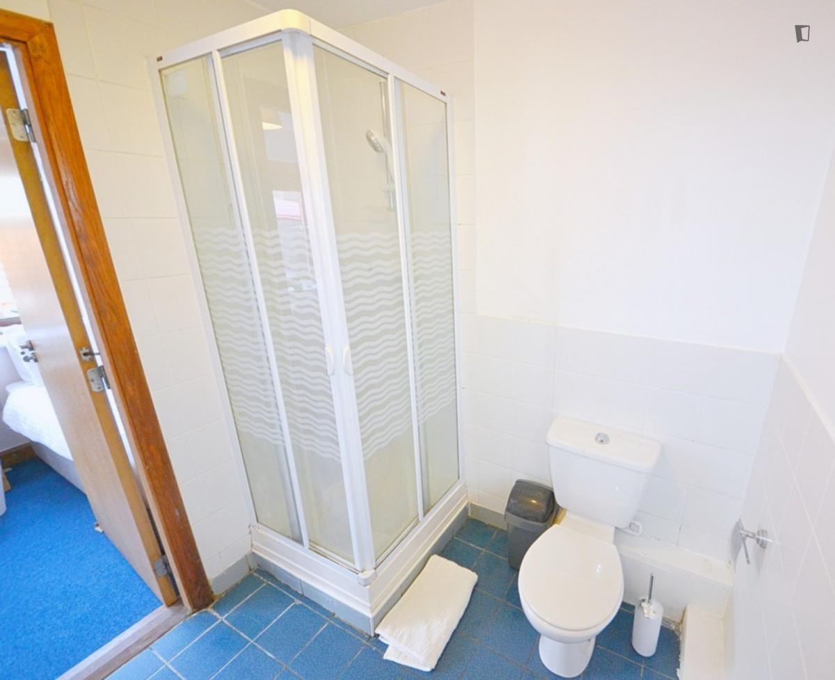 Twin ensuite bedroom 4 image